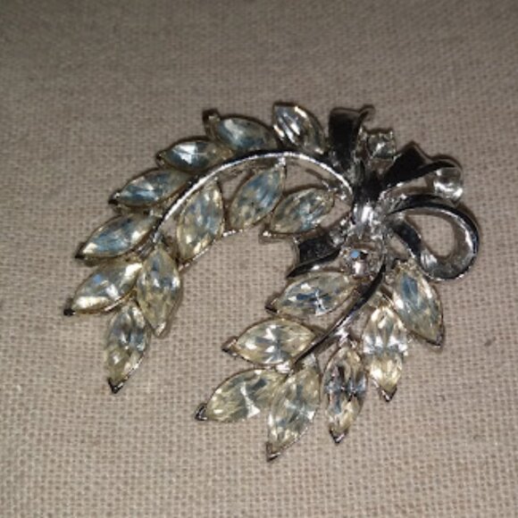 Vintage silver tone brooch rhinestone leaves with bow. - Picture 1 of 2